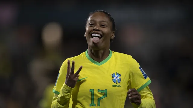 Maranhense faz 3 gols e garante vitória do Brasil em jogo de estreia na Copa