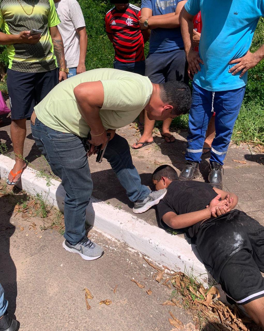 POLICIAL DE FOLGA PRENDE ASSALTANTE EM PARADA DE ÔNIBUS POLICIAL DE FOLGA PRENDE ASSALTANTE EM PARADA DE ÔNIBUS