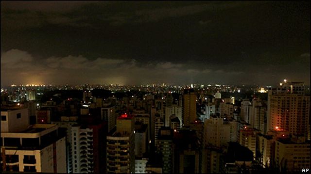 Apagão deixa pelo menos 10 Estados sem energia elétrica Apagão deixa pelo menos 10 Estados sem energia elétrica