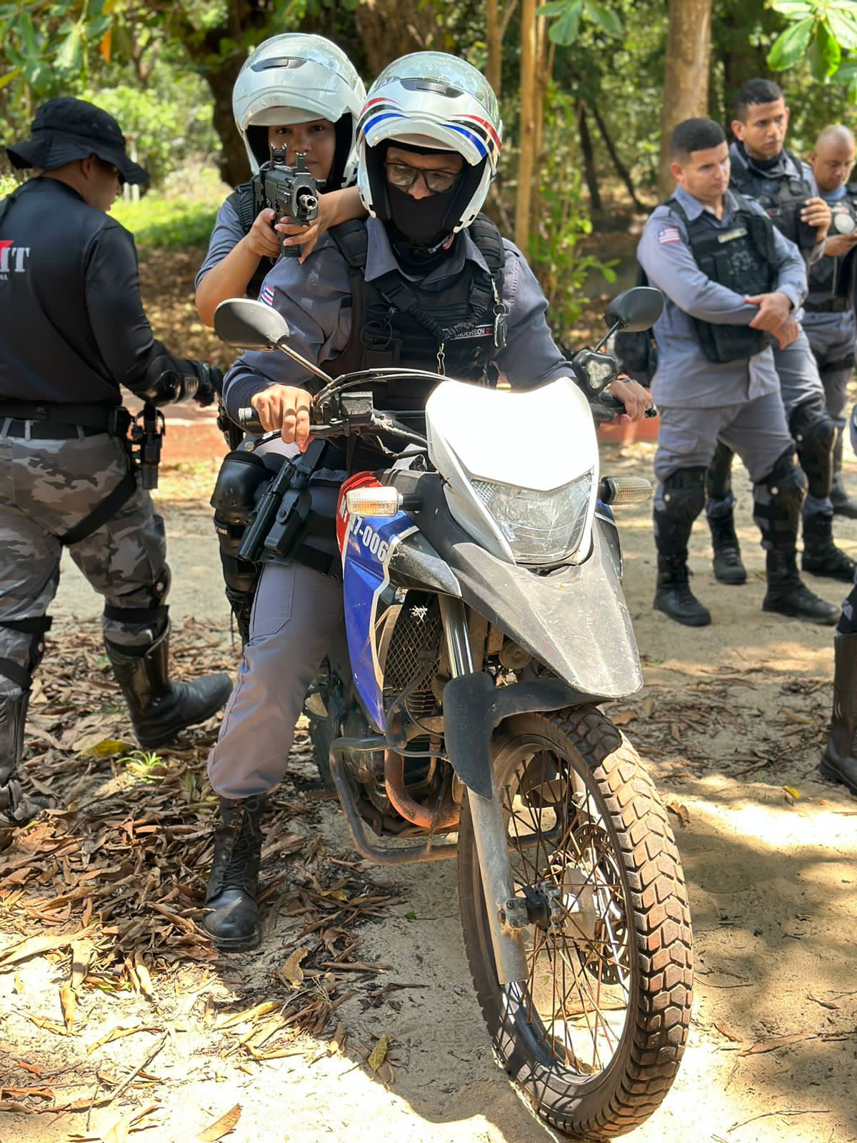 O 1° BMT REALIZA INSTRUÇÃO E TREINAMENTO AOS POLICIAIS MILITARES QUE COMPÕEM AS EQUIPES DE MOTOPATRULHAMENTO DO 9° BPM (RAIO E TORNADO) O 1° BMT REALIZA INSTRUÇÃO E TREINAMENTO AOS POLICIAIS MILITARES QUE COMPÕEM AS EQUIPES DE MOTOPATRULHAMENTO DO 9° BPM (RAIO E TORNADO)