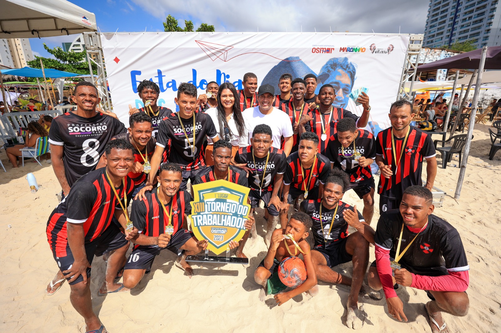 Festa dos pais, promovida por Osmar Filho, reuniu centenas de pessoas na praia da Ponta D’Areia neste domingo