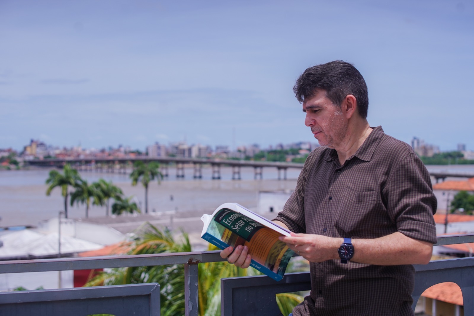 “Quatro anos caóticos 2019 – 2020 – 2021 – 2022: Reflexões sobre economia e política” é o novo livro do economista Eden Jr. que será lançado em agosto “Quatro anos caóticos 2019 – 2020 – 2021 – 2022: Reflexões sobre economia e política” é o novo livro do economista Eden Jr. que será lançado em agosto