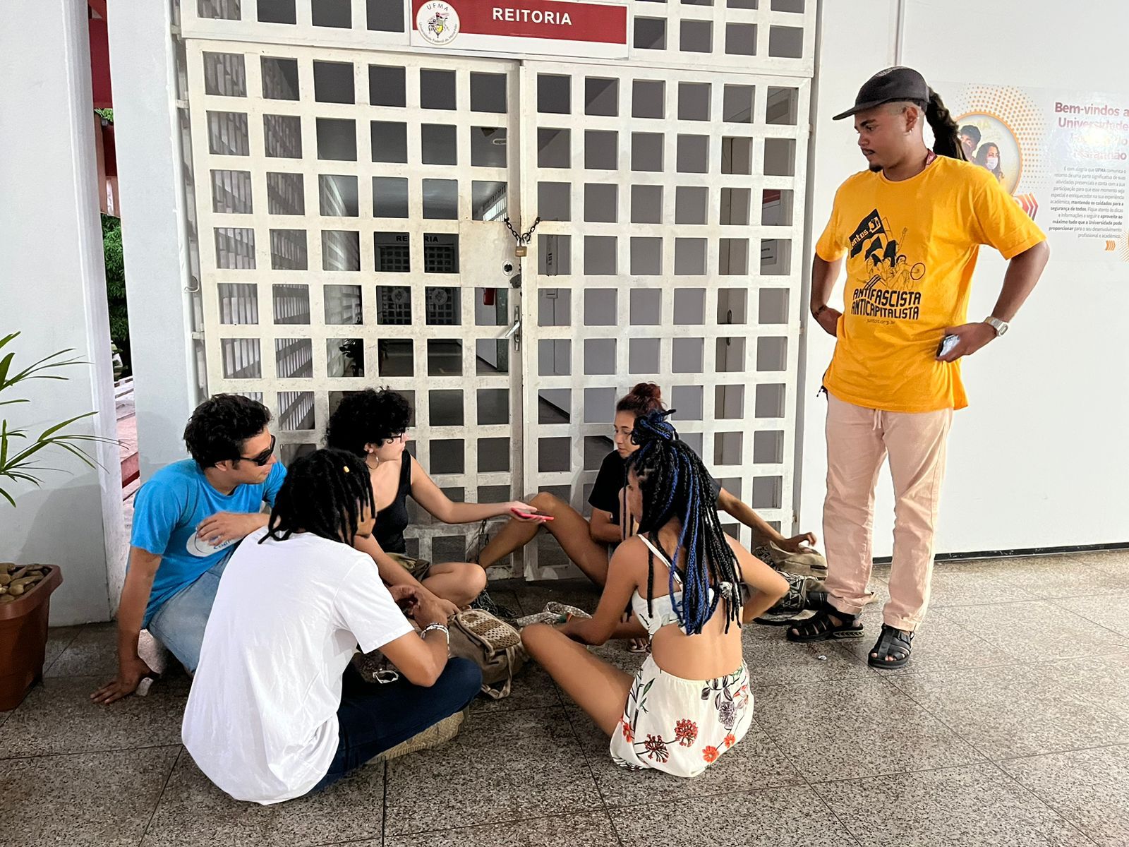 Militantes radicais de partidos políticos, sindicatos e grupos golpistas incitam movimento de estudantes na UFMA Militantes radicais de partidos políticos, sindicatos e grupos golpistas incitam movimento de estudantes na UFMA