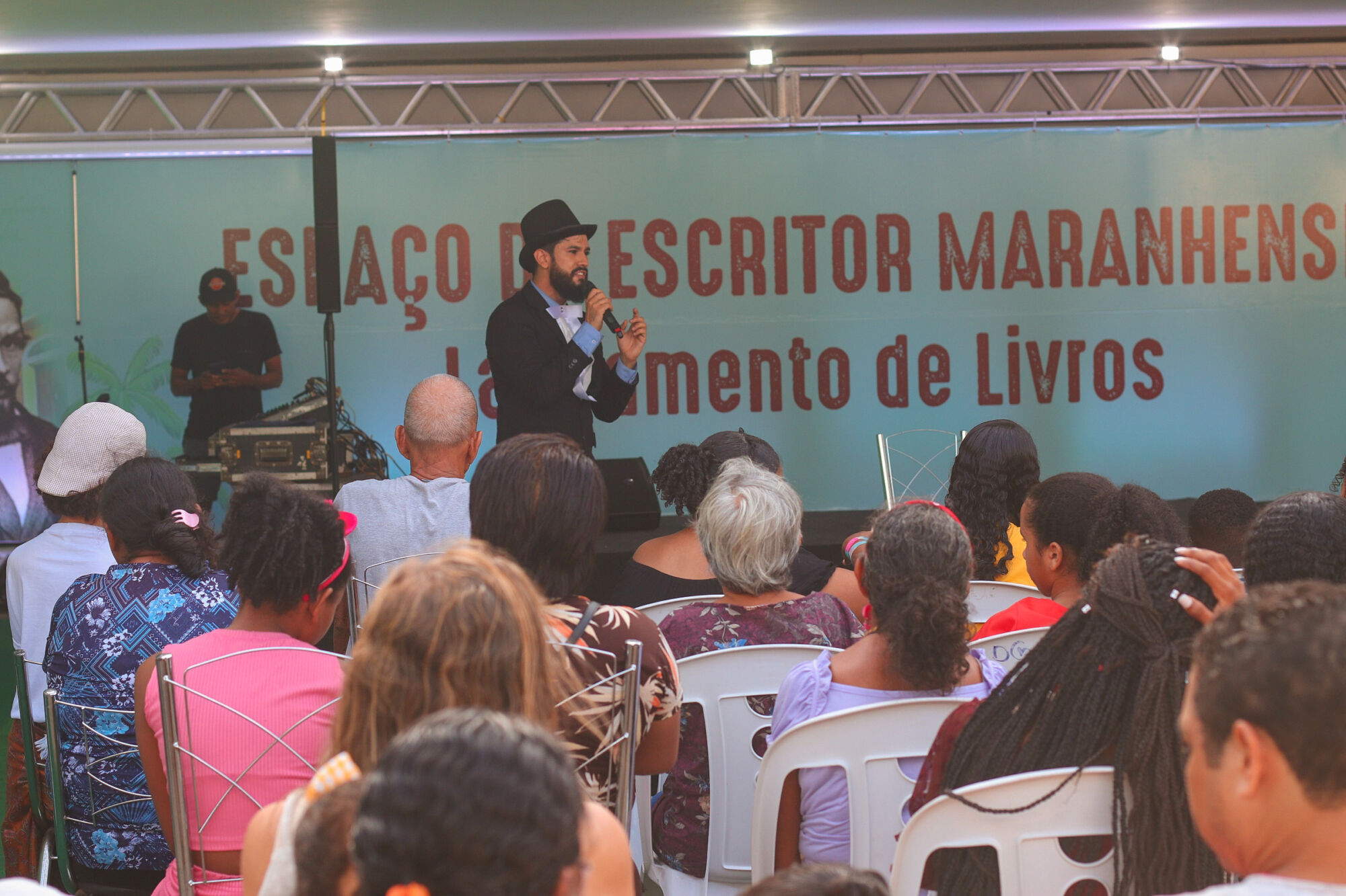 Público lota 16ª FeliS para prestigiar mesa redonda com escritor carioca Raphael Montes Público lota 16ª FeliS para prestigiar mesa redonda com escritor carioca Raphael Montes
