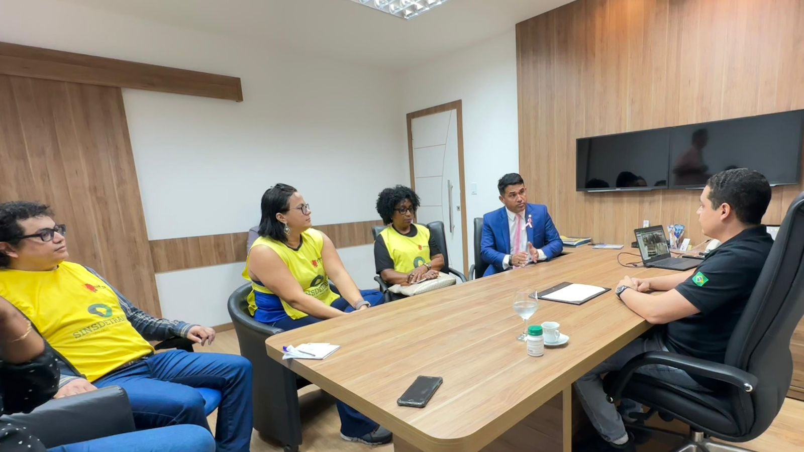 Deputado Wellington se reúne com diretoria do Detran e apresenta pauta dos servidores Deputado Wellington se reúne com diretoria do Detran e apresenta pauta dos servidores