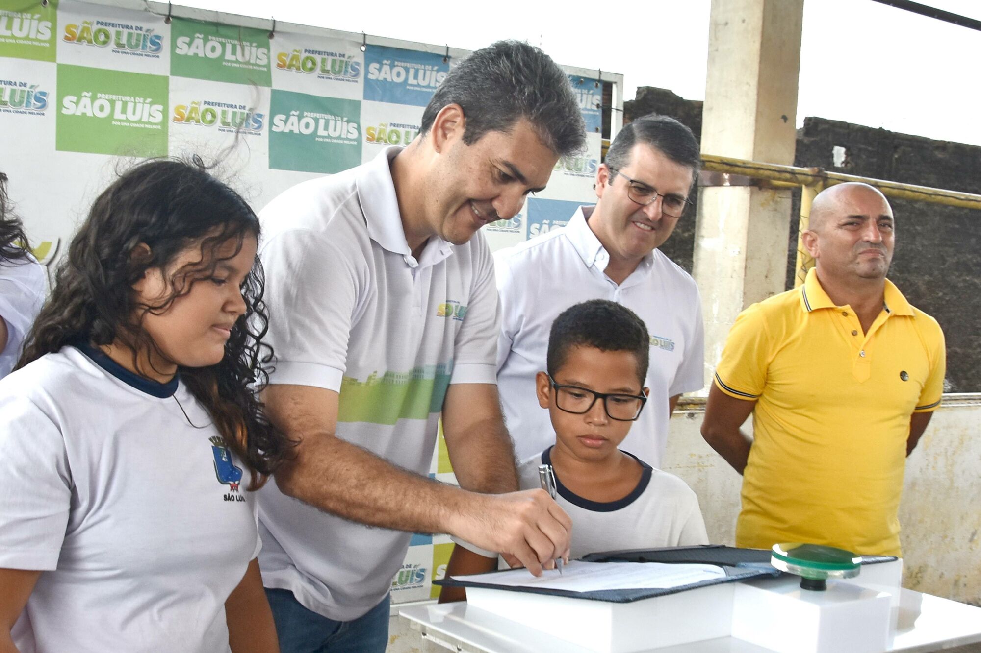 Prefeito Eduardo Braide inicia obras de reforma da quadra poliesportiva da U.E.B. Padre Antônio Vieira, no Jardim São Cristóvão Prefeito Eduardo Braide inicia obras de reforma da quadra poliesportiva da U.E.B. Padre Antônio Vieira, no Jardim São Cristóvão