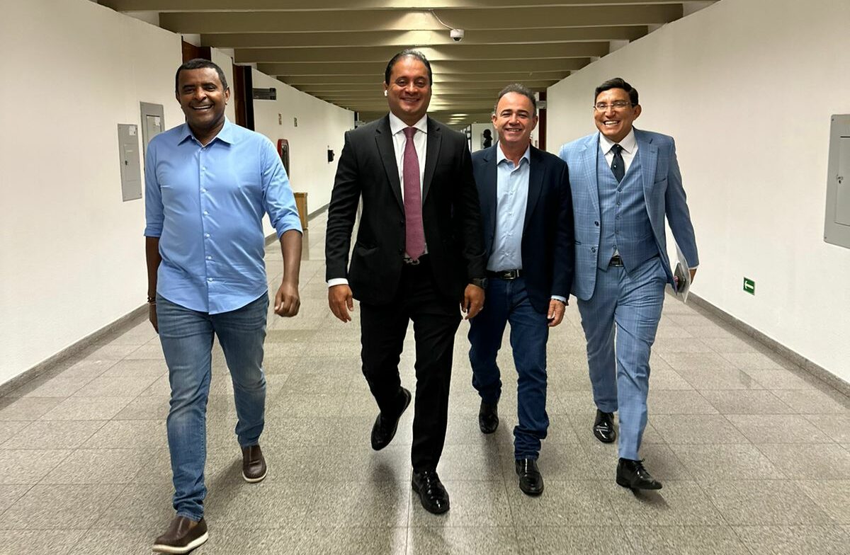 Weverton apresenta “pré-candidato Fábio Câmara” a Carlos Lupi Weverton apresenta “pré-candidato Fábio Câmara” a Carlos Lupi