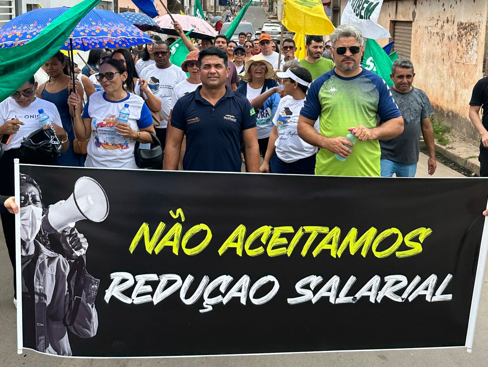 Deputado Wellington se reúne com professores em Bom Jardim durante manifestação contra redução de salários Deputado Wellington se reúne com professores em Bom Jardim durante manifestação contra redução de salários