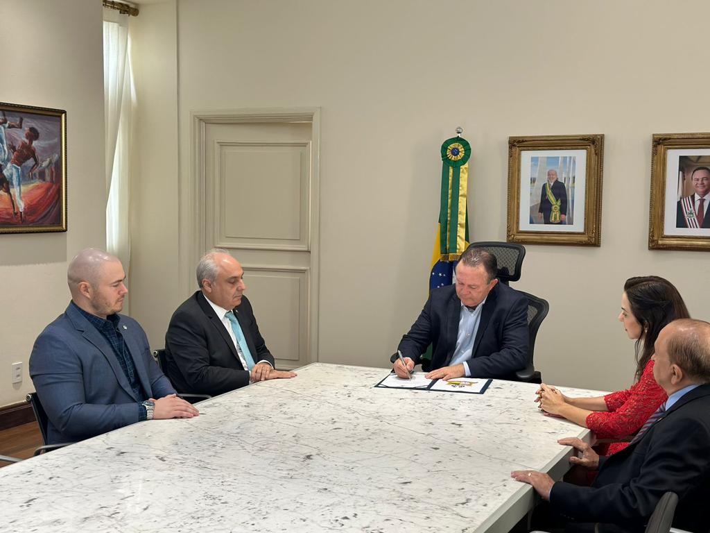 Governador assina nomeação de Flavia Gonzalez Leite para o cargo de conselheira do TCE Governador assina nomeação de Flavia Gonzalez Leite para o cargo de conselheira do TCE