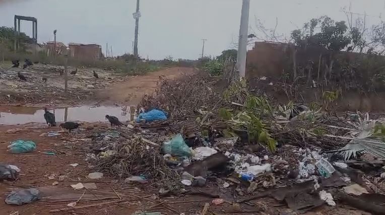 Prometida por Julinho, estrada que liga São Luís a São José de Ribamar, além de intrafegável, vira lixão Prometida por Julinho, estrada que liga São Luís a São José de Ribamar, além de intrafegável, vira lixão
