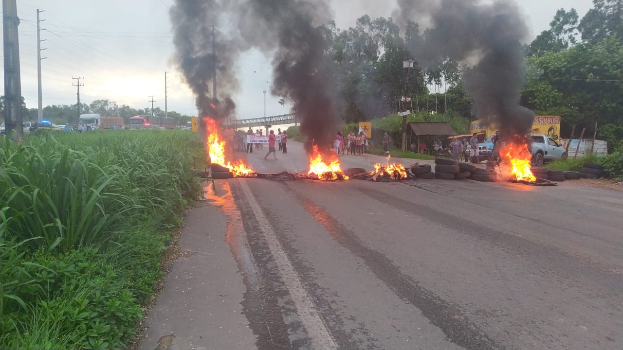 Manifestantes interditam trecho da BR – 135, em São Luís