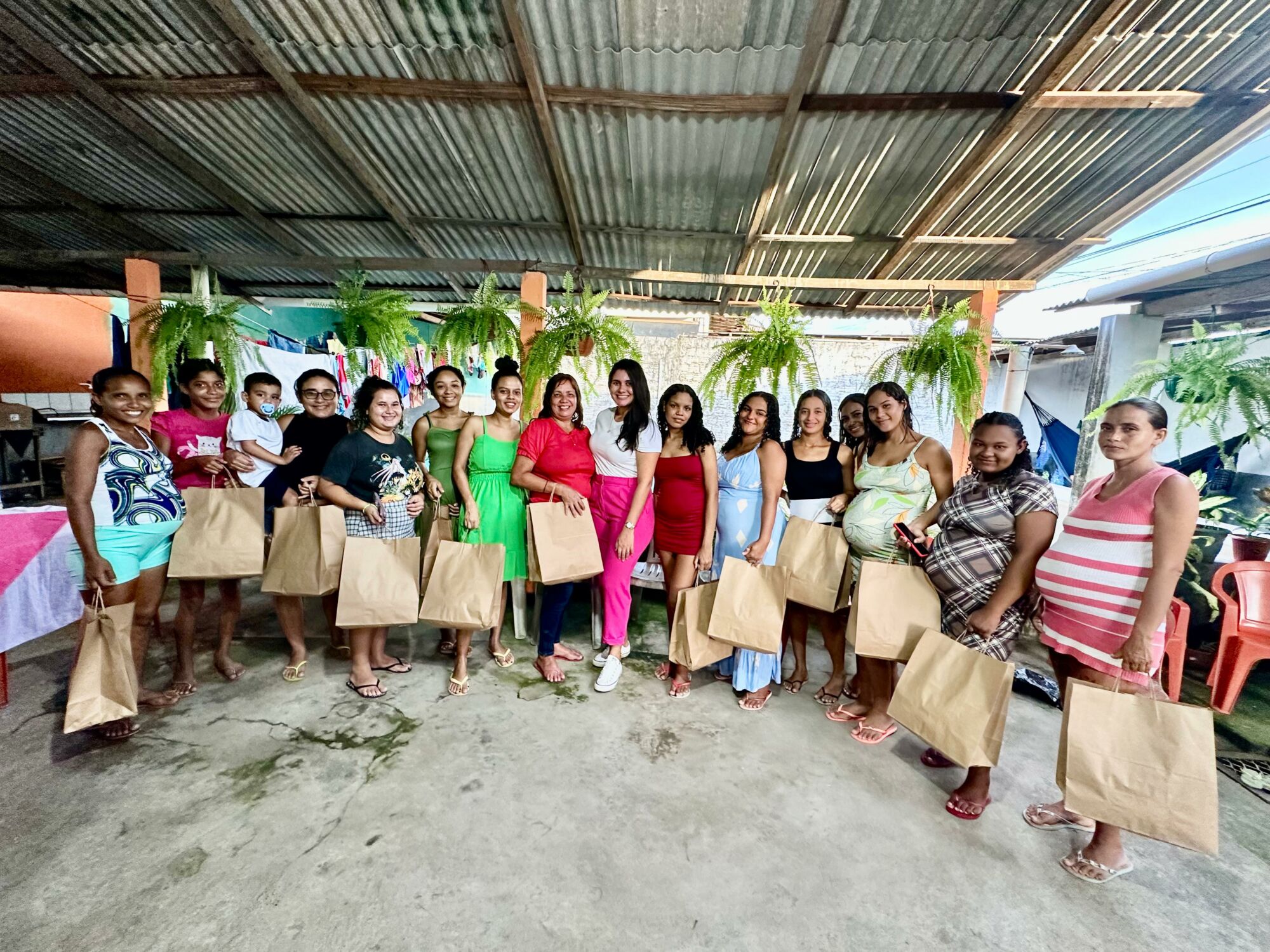 Projeto de Osmar Filho faz entrega de enxoval na região do Mangue Seco, em Pedrinhas