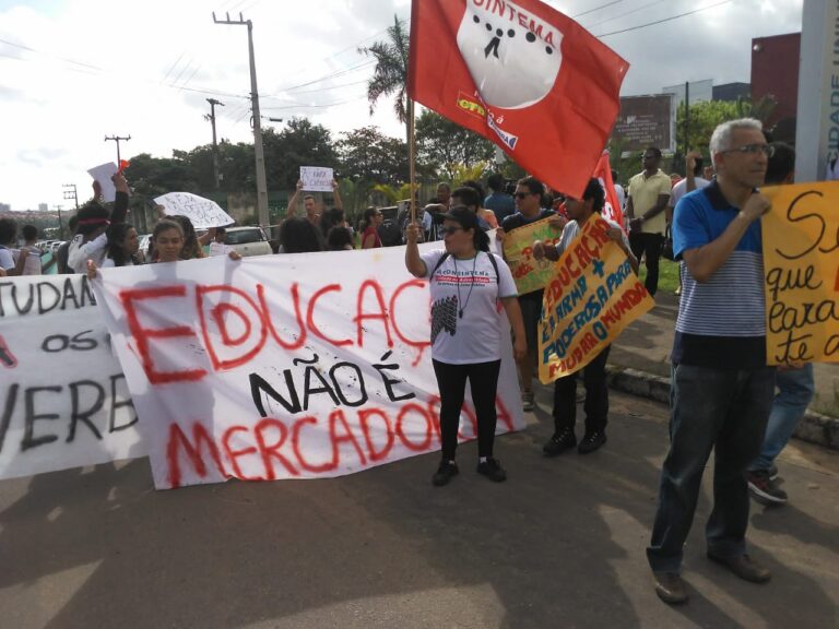 Em greve geral, técnico-administrativos da UFMA realizam manifestação Em greve geral, técnico-administrativos da UFMA realizam manifestação