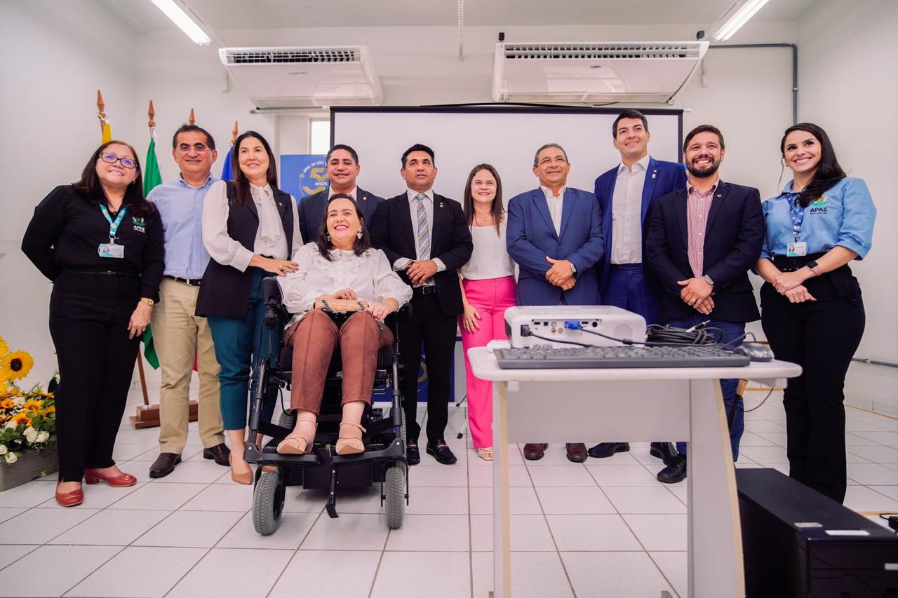 Deputados participam de reunião na APAE e conhecem mais sobre os serviços ofertados pela entidade Deputados participam de reunião na APAE e conhecem mais sobre os serviços ofertados pela entidade