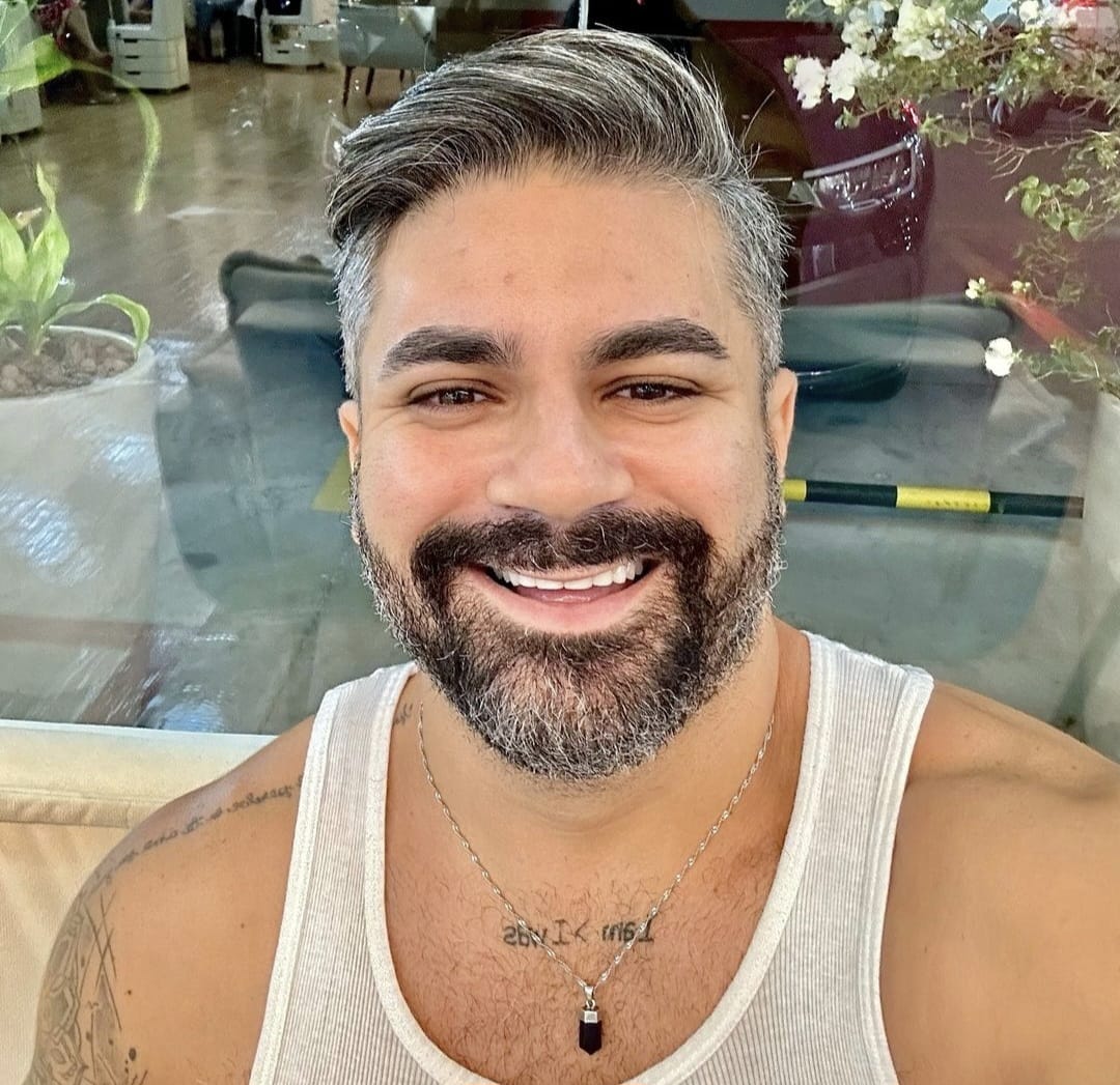 Ator Adriano Balluz teve celular furtado e sofre com ameaça de extorsão Ator Adriano Balluz teve celular furtado e sofre com ameaça de extorsão