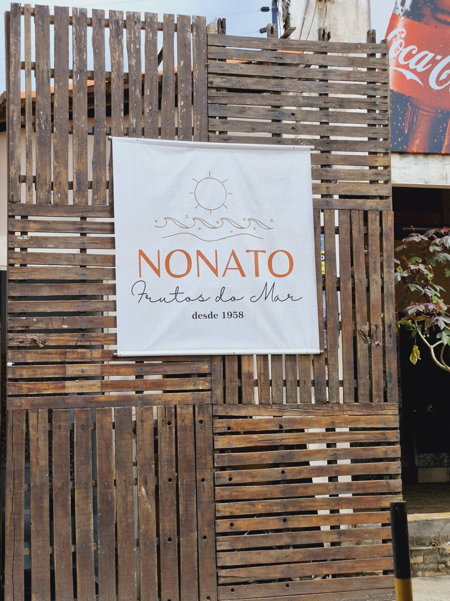 “Tradição e Descontentamento: O Bar do Nonato na Praia do Olho d’Água”