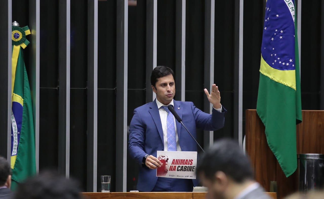 Lei Joca: Câmara aprova projeto de Duarte Jr. que garante transporte de animais domésticos nas cabines de aviões Lei Joca: Câmara aprova projeto de Duarte Jr. que garante transporte de animais domésticos nas cabines de aviões