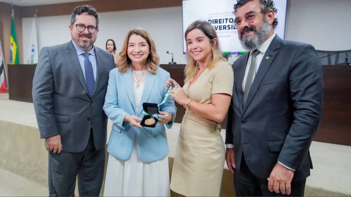 Iracema Vale é homenageada com Medalha Liberdade e profere palestra sobre presença feminina em espaços de poder Iracema Vale é homenageada com Medalha Liberdade e profere palestra sobre presença feminina em espaços de poder
