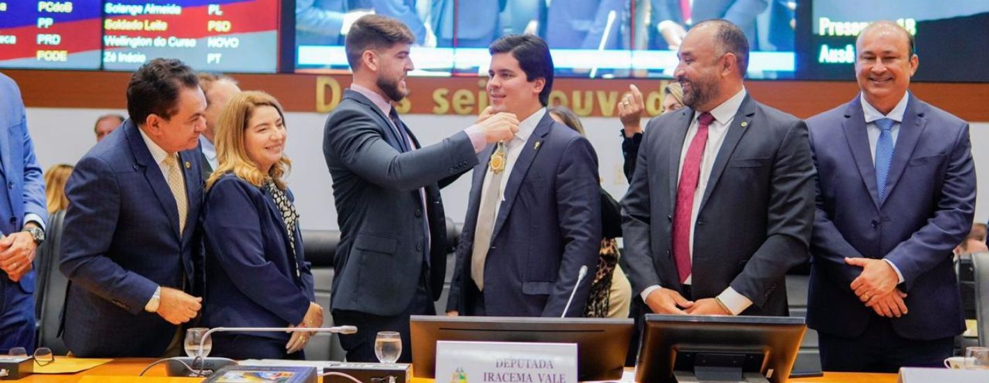 Assembleia condecora ministro André Fufuca com Medalha Manuel Beckman Assembleia condecora ministro André Fufuca com Medalha Manuel Beckman