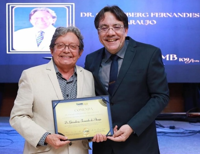 Dr. Gutemberg entrega título de cidadão de São Luís ao presidente do Conselho Regional de Medicina (CRM-MA), Dr.José Albuquerque de Figueiredo Neto Dr. Gutemberg entrega título de cidadão de São Luís ao presidente do Conselho Regional de Medicina (CRM-MA), Dr.José Albuquerque de Figueiredo Neto