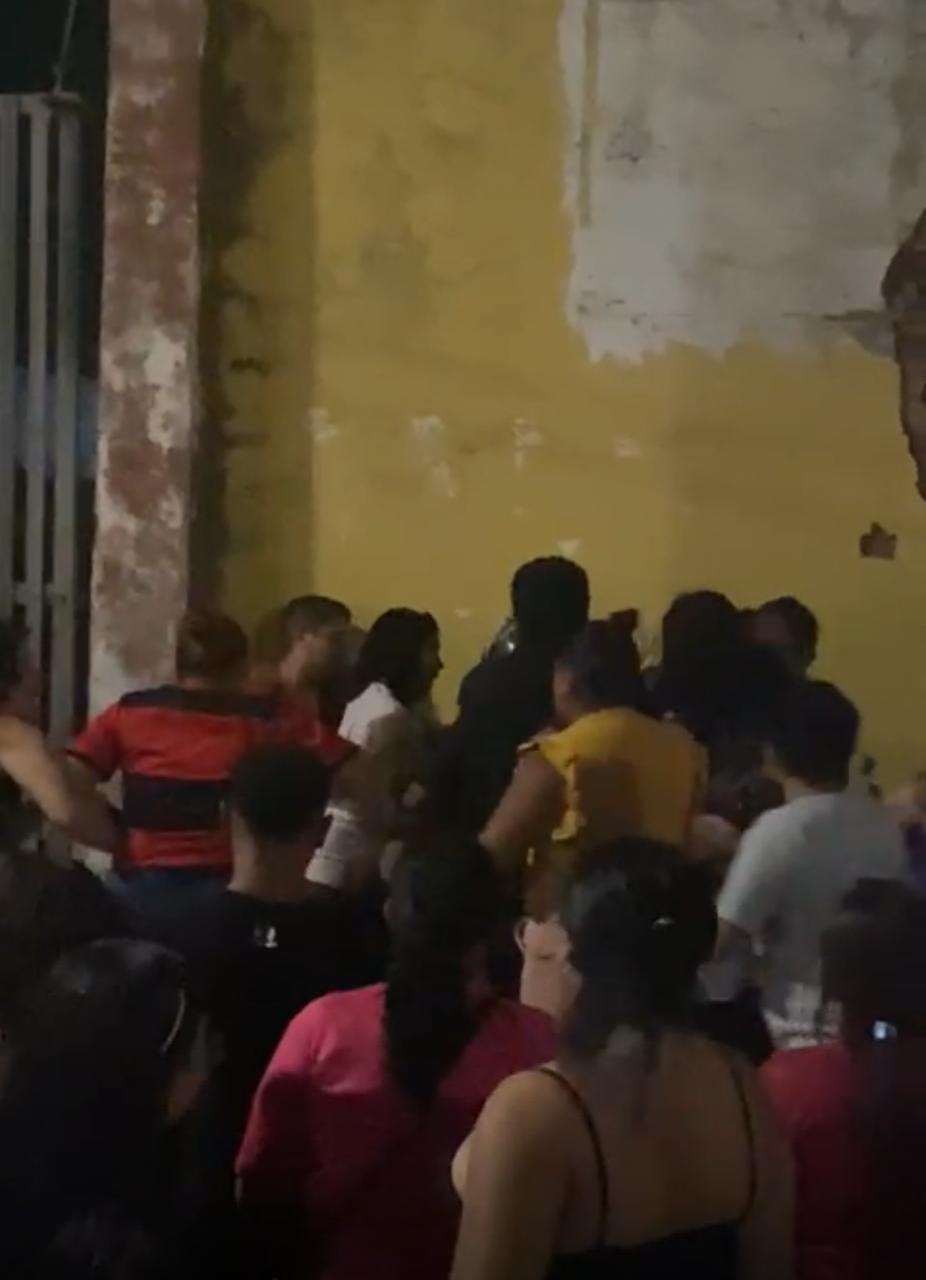 ESTÃO DESESPERADOS: Aliados de Julinho causam tumulto em frente ao comitê de Dudu Diniz, em Ribamar ESTÃO DESESPERADOS: Aliados de Julinho causam tumulto em frente ao comitê de Dudu Diniz, em Ribamar
