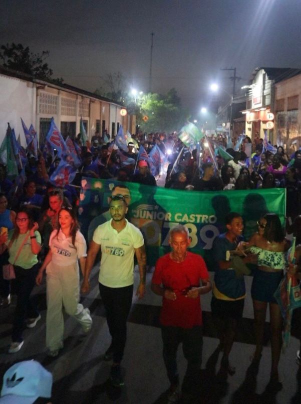 Dr. Júnior Castro arrasta multidão em caminhada pelas ruas de Vargem Grande Dr. Júnior Castro arrasta multidão em caminhada pelas ruas de Vargem Grande