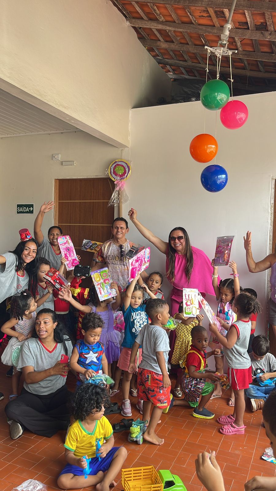 Cláudio Carvalho faz doações de brinquedos para várias instituições no dia das crianças Cláudio Carvalho faz doações de brinquedos para várias instituições no dia das crianças