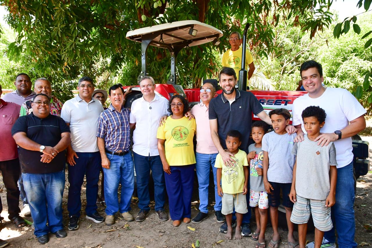 Pedro Lucas entrega dois sistemas de abastecimento de água e patrulha agrícola em Timon Pedro Lucas entrega dois sistemas de abastecimento de água e patrulha agrícola em Timon