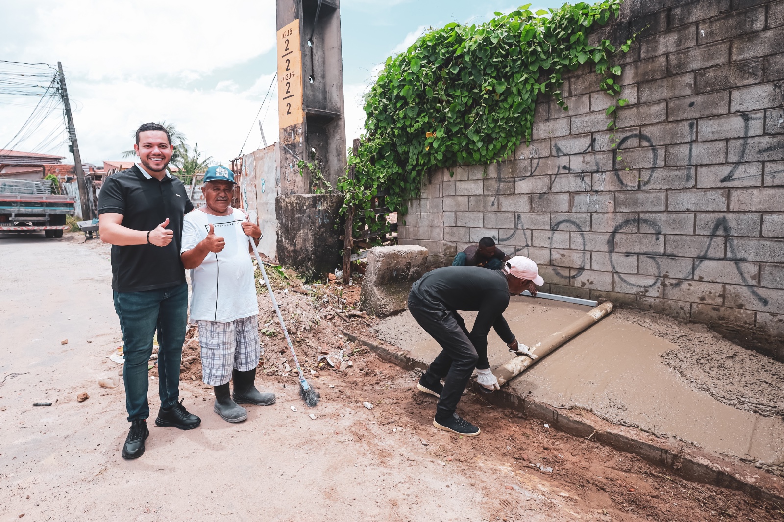 Após pedido de reforma completa da ponte, Octávio Soeiro realiza concretagem com recursos próprios em calçadão do Pirapora