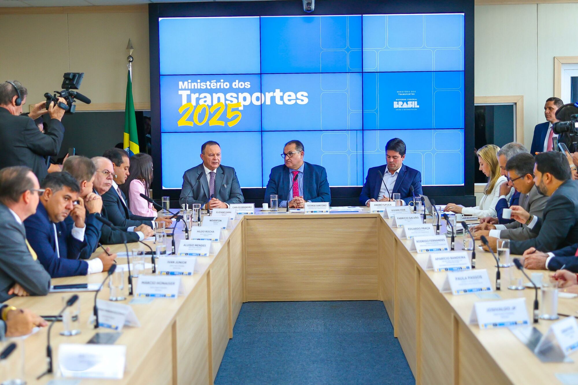 *Em Brasília, Brandão assina ordem de serviço para intensificar recuperação da MA-014 em parceria com o Ministério dos Transportes*