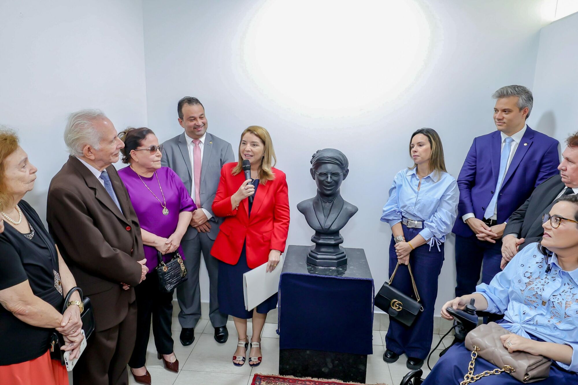Alema homenageia professora Rosa Castro com busto e renomeação da Escola do Legislativo